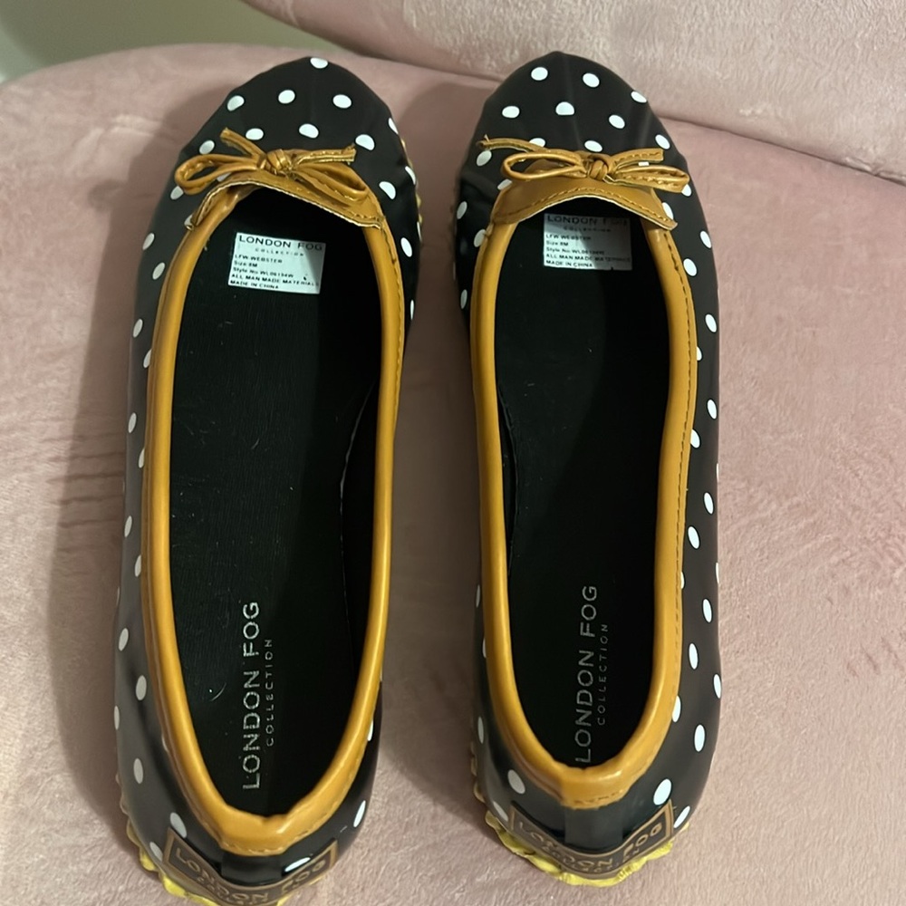 London Fog water duck ballet shoes in black and white polka dot. Size 8 - Picture 4 of 4